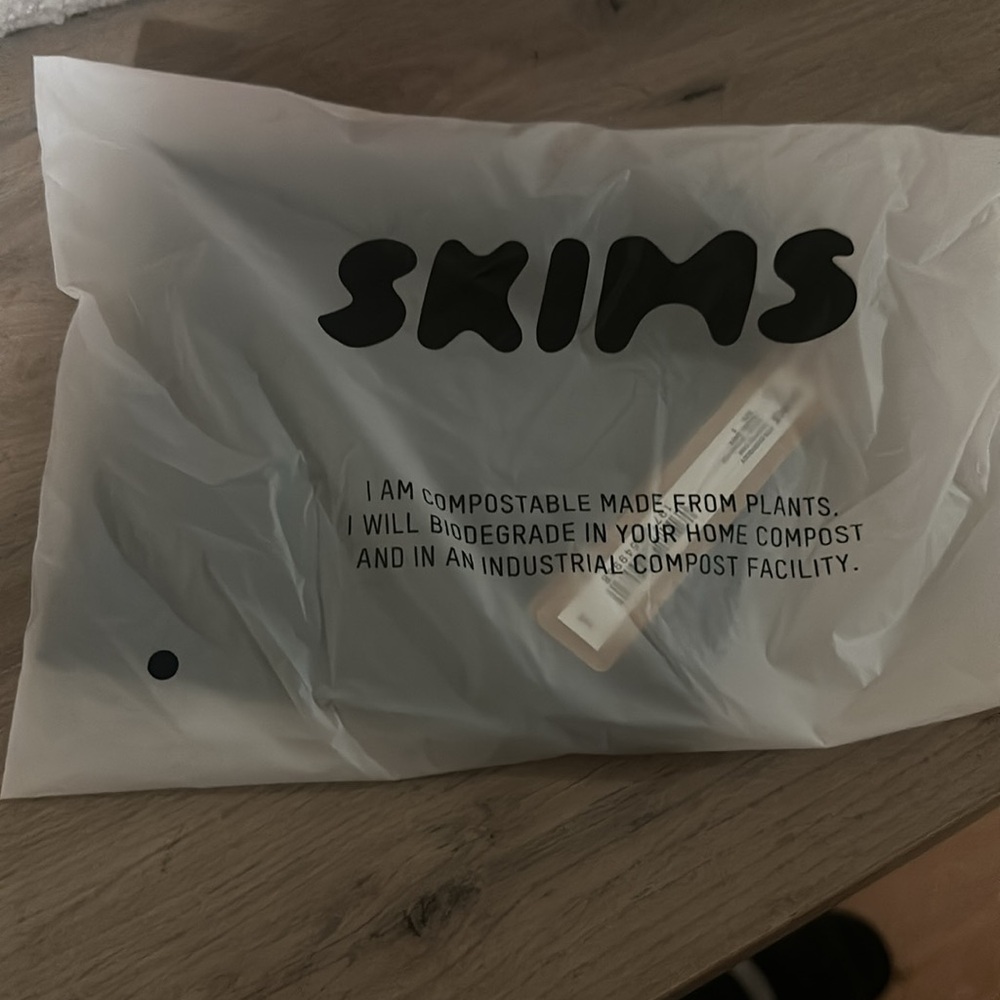 (TAG on) SKIMS Cropped Cami - Picture 4 of 7